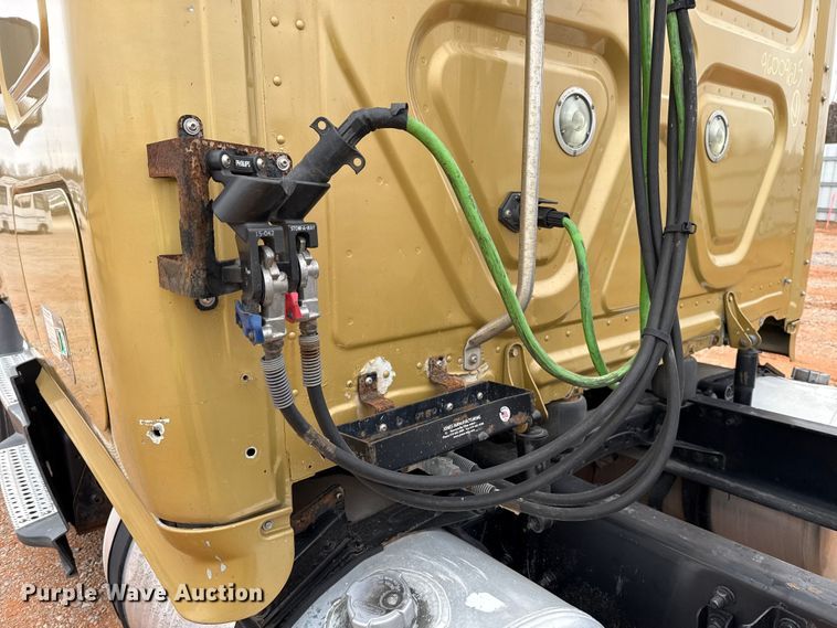 image for item YA1774 2017 Freightliner Cascadia 125 semi truck