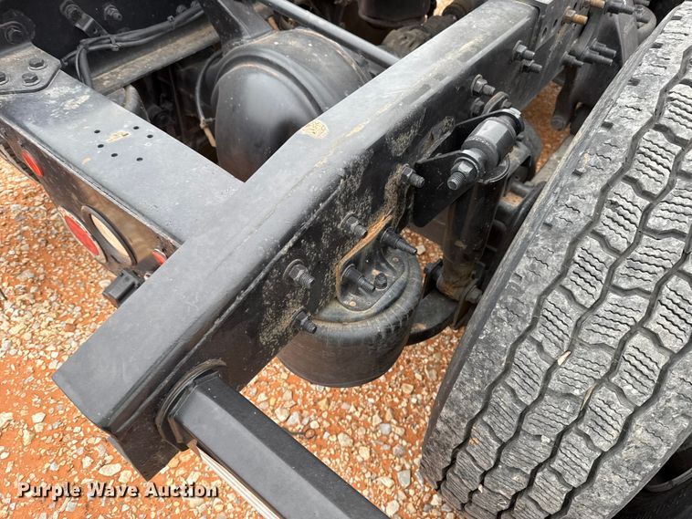 image for item YA1774 2017 Freightliner Cascadia 125 semi truck