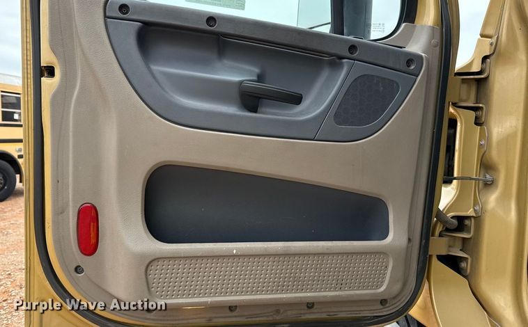 image for item YA1774 2017 Freightliner Cascadia 125 semi truck