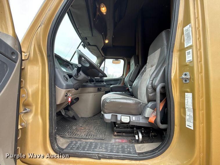 image for item YA1774 2017 Freightliner Cascadia 125 semi truck