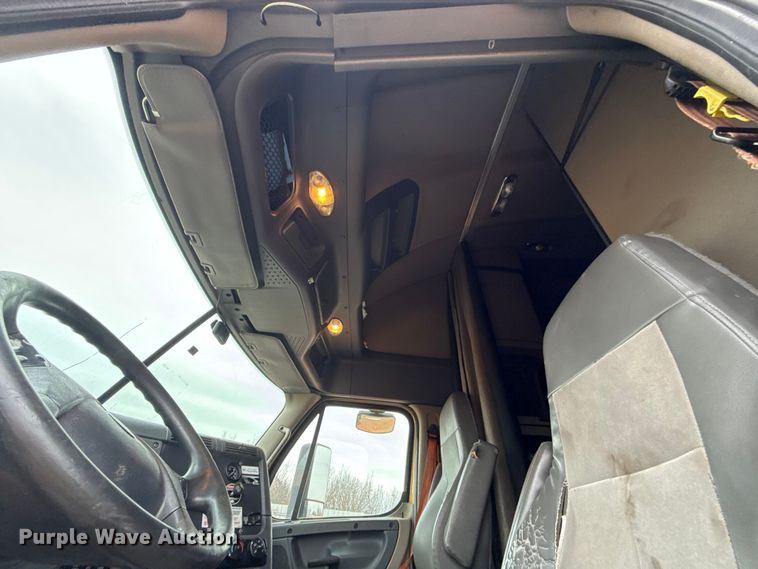 image for item YA1774 2017 Freightliner Cascadia 125 semi truck