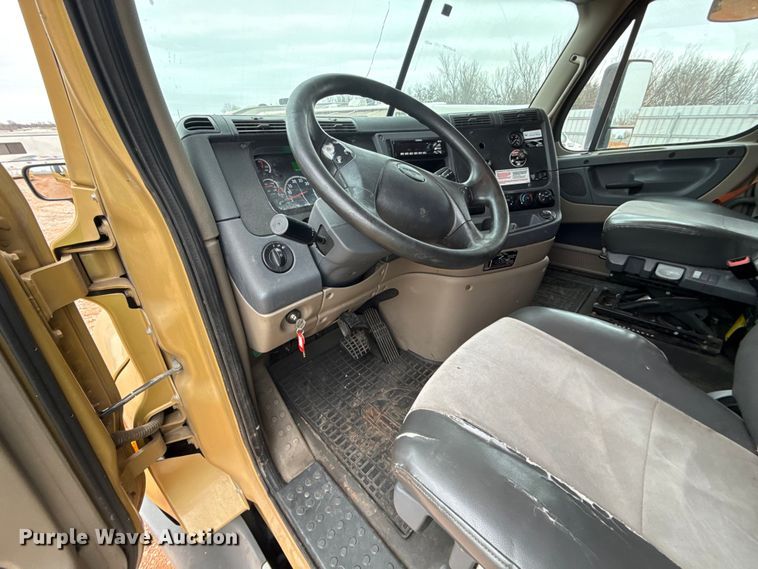 image for item YA1774 2017 Freightliner Cascadia 125 semi truck