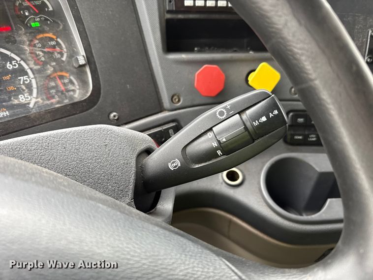 image for item YA1774 2017 Freightliner Cascadia 125 semi truck