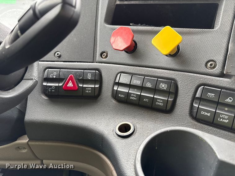 image for item YA1774 2017 Freightliner Cascadia 125 semi truck