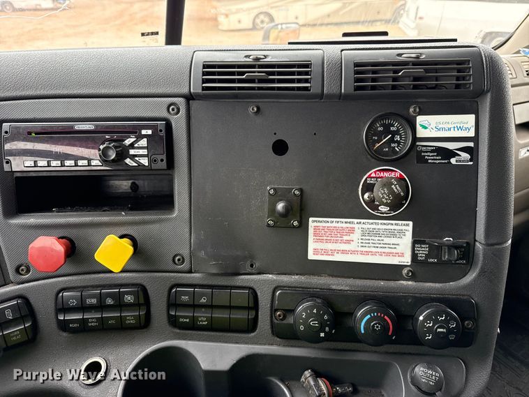 image for item YA1774 2017 Freightliner Cascadia 125 semi truck