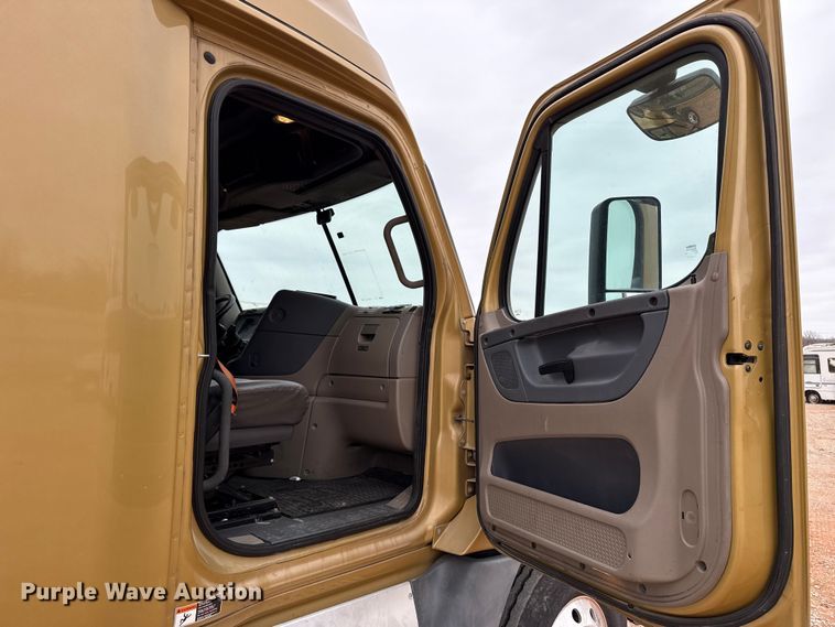 image for item YA1774 2017 Freightliner Cascadia 125 semi truck