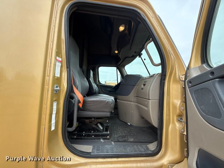 image for item YA1774 2017 Freightliner Cascadia 125 semi truck