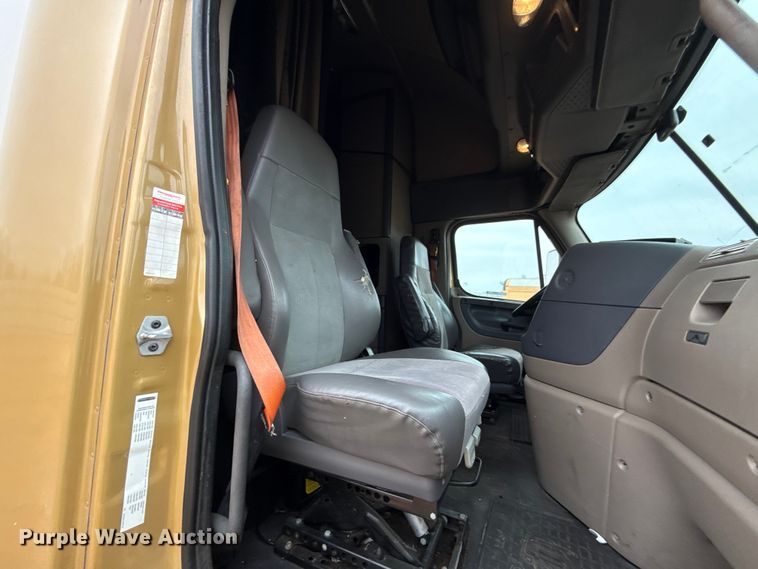 image for item YA1774 2017 Freightliner Cascadia 125 semi truck