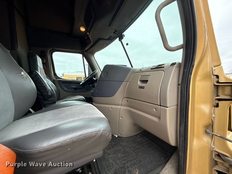 image for item YA1774 2017 Freightliner Cascadia 125 semi truck