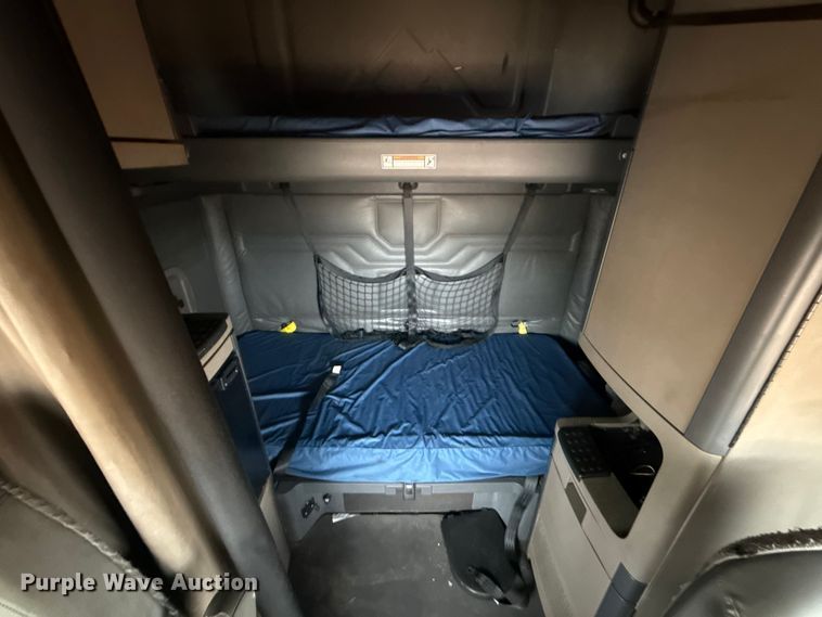 image for item YA1774 2017 Freightliner Cascadia 125 semi truck