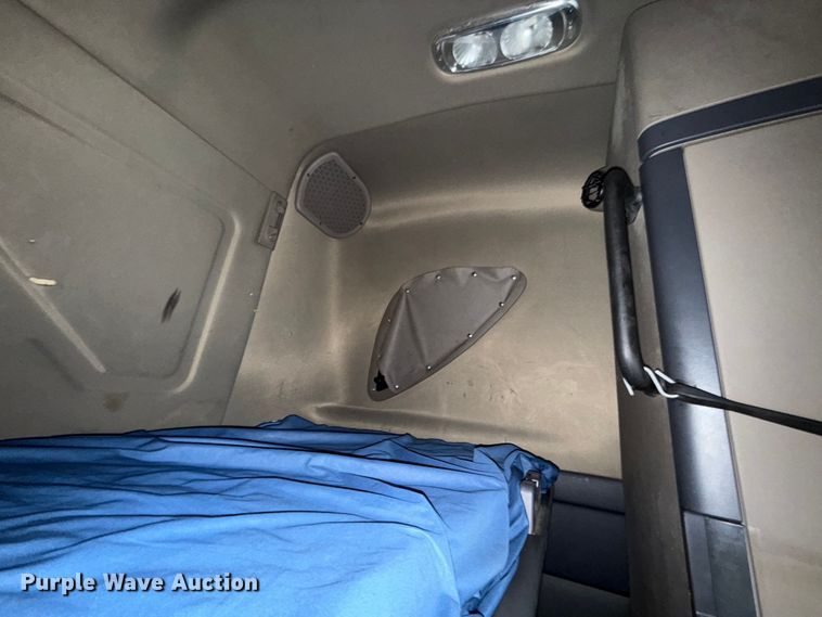 image for item YA1774 2017 Freightliner Cascadia 125 semi truck