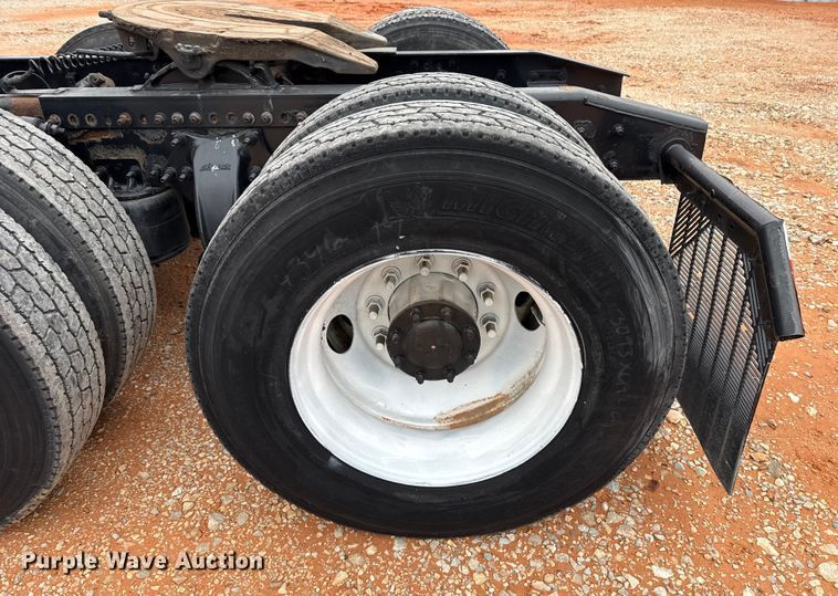 image for item YA1774 2017 Freightliner Cascadia 125 semi truck