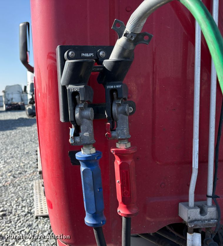 image for item YA1778 2020 Freightliner Cascadia 126 semi truck