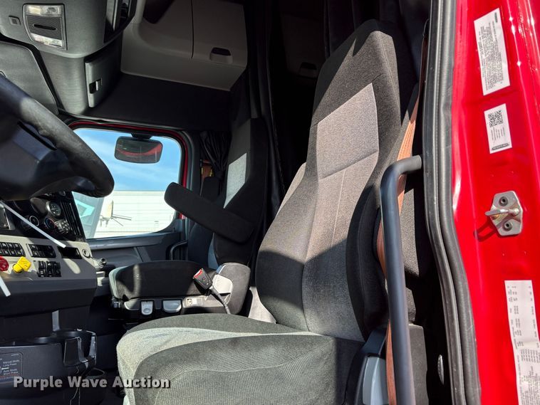 image for item YA1778 2020 Freightliner Cascadia 126 semi truck