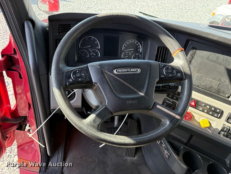 image for item YA1778 2020 Freightliner Cascadia 126 semi truck