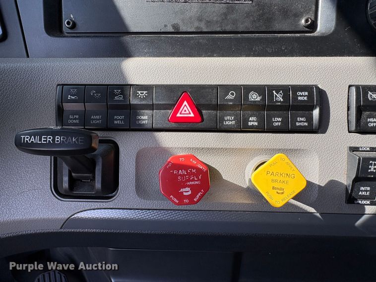 image for item YA1778 2020 Freightliner Cascadia 126 semi truck