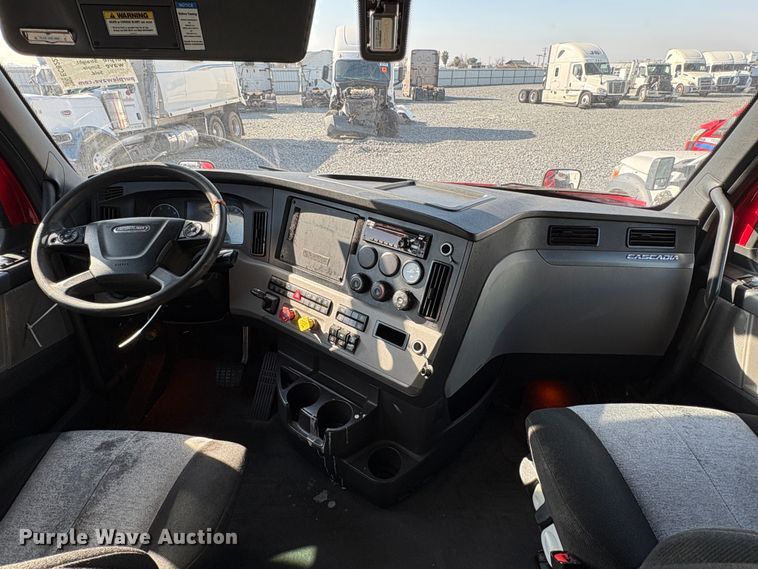 image for item YA1778 2020 Freightliner Cascadia 126 semi truck