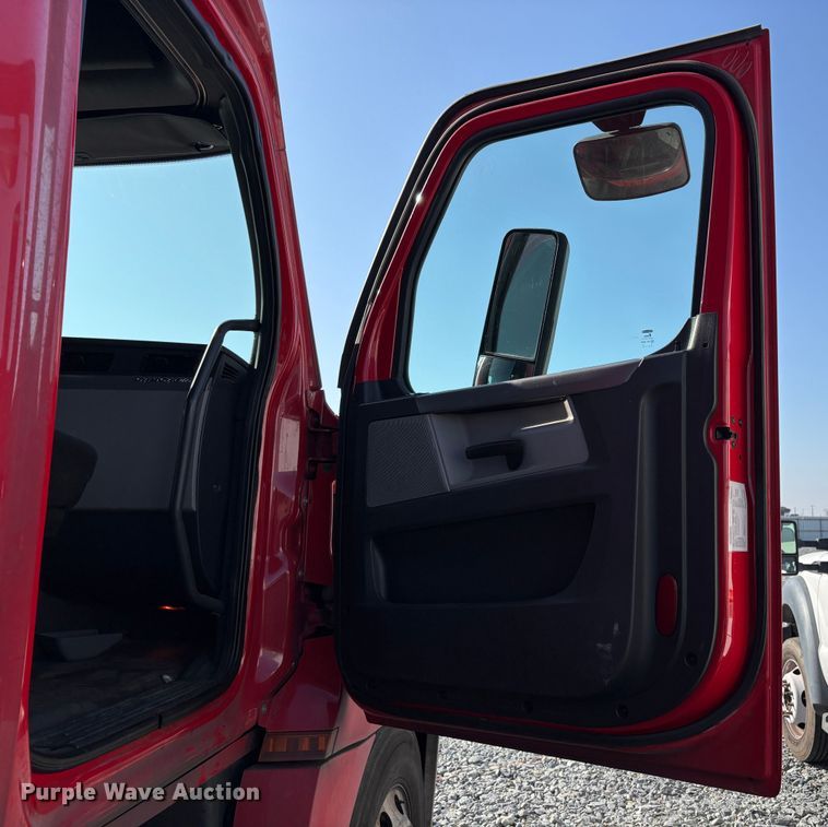 image for item YA1778 2020 Freightliner Cascadia 126 semi truck