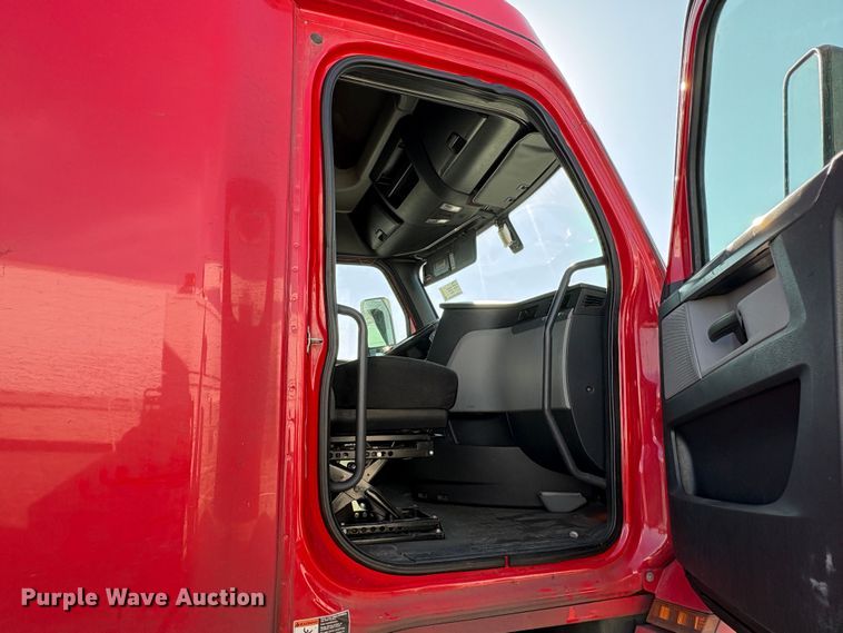 image for item YA1778 2020 Freightliner Cascadia 126 semi truck