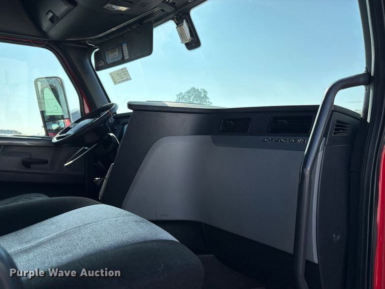 image for item YA1778 2020 Freightliner Cascadia 126 semi truck