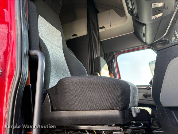 image for item YA1778 2020 Freightliner Cascadia 126 semi truck