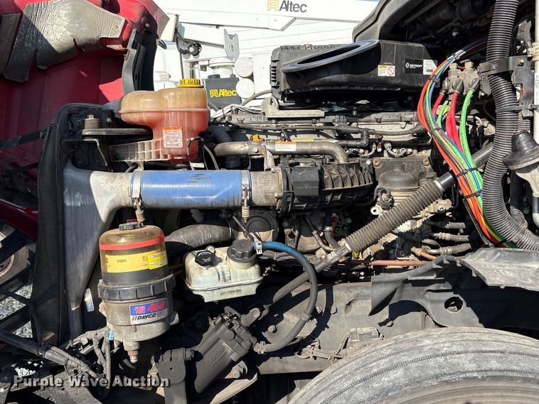 image for item YA1778 2020 Freightliner Cascadia 126 semi truck