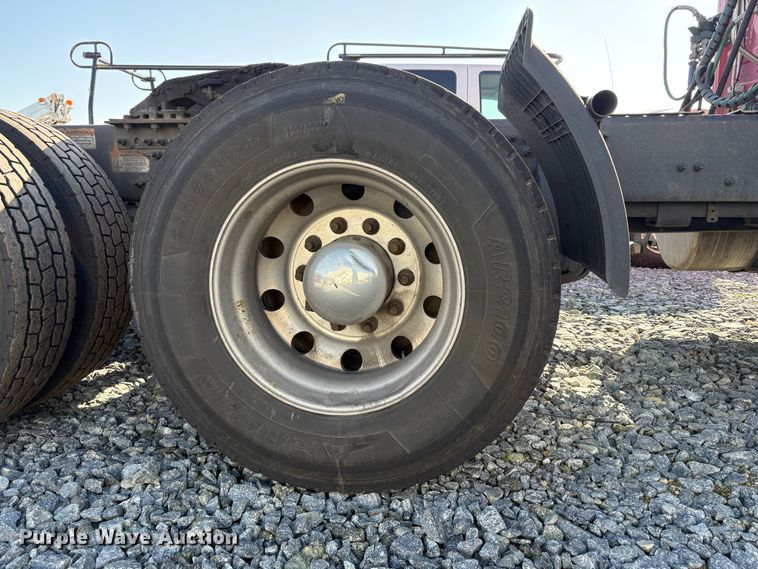 image for item YA1778 2020 Freightliner Cascadia 126 semi truck