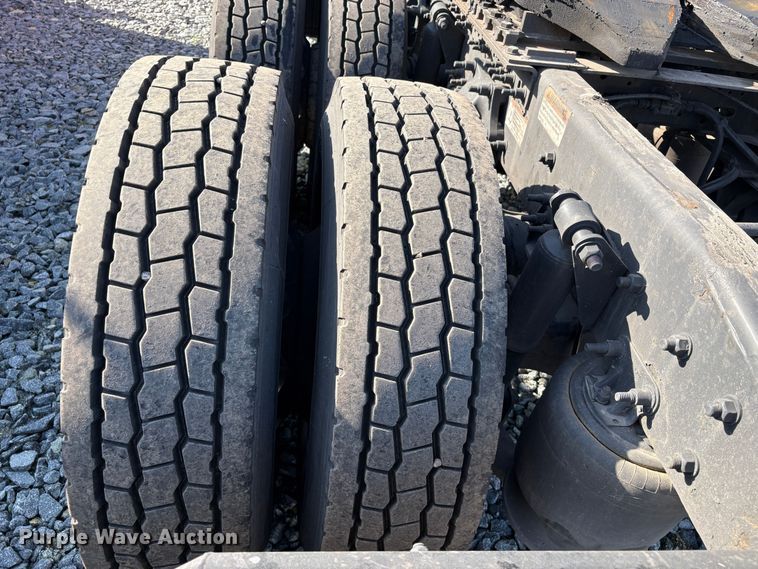 image for item YA1778 2020 Freightliner Cascadia 126 semi truck