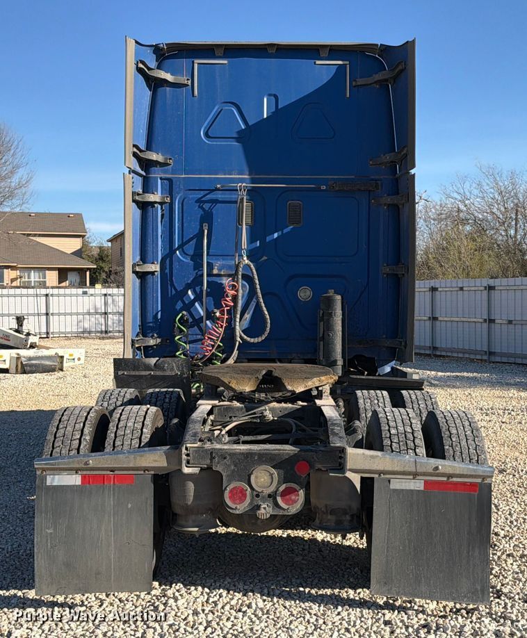 image for item YA1865 2016 Freightliner Cascadia semi truck