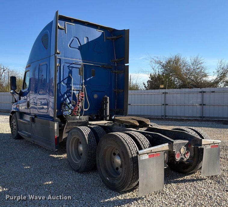 image for item YA1865 2016 Freightliner Cascadia semi truck