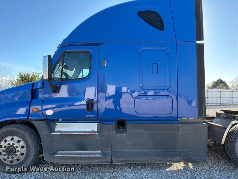image for item YA1865 2016 Freightliner Cascadia semi truck