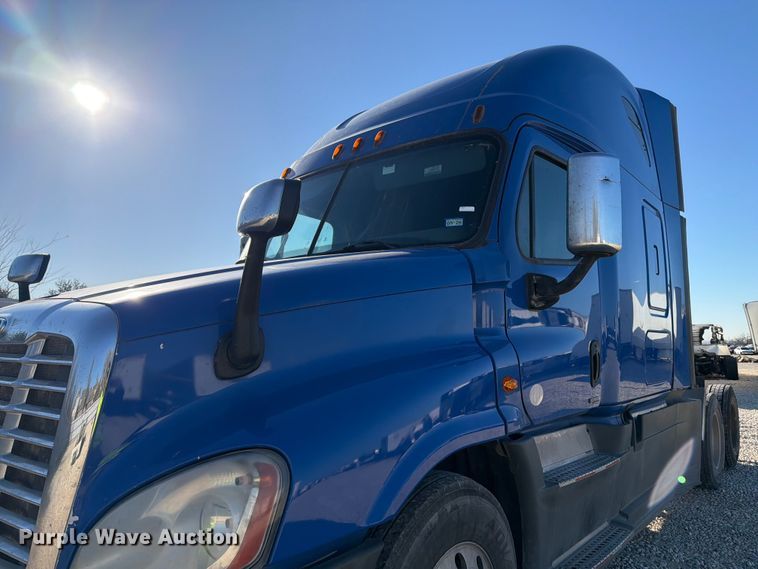 image for item YA1865 2016 Freightliner Cascadia semi truck