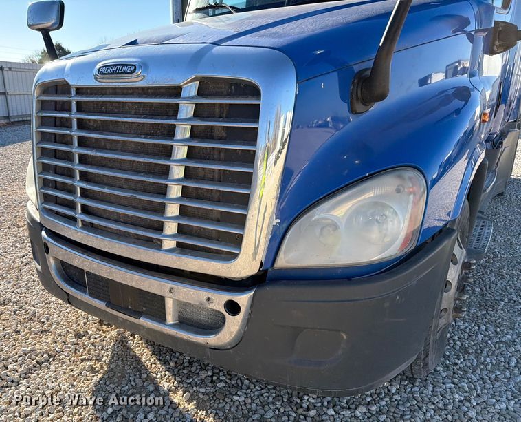 image for item YA1865 2016 Freightliner Cascadia semi truck