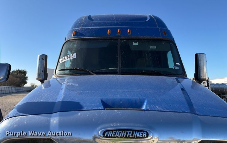 image for item YA1865 2016 Freightliner Cascadia semi truck