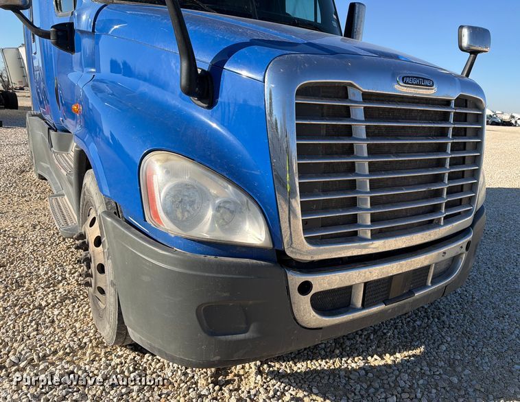 image for item YA1865 2016 Freightliner Cascadia semi truck