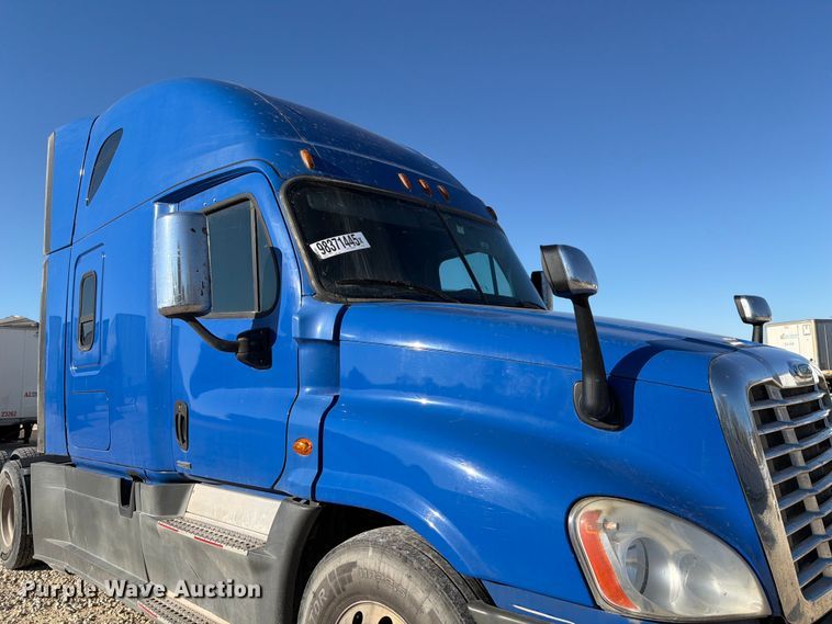 image for item YA1865 2016 Freightliner Cascadia semi truck