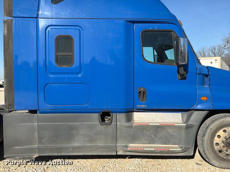 image for item YA1865 2016 Freightliner Cascadia semi truck