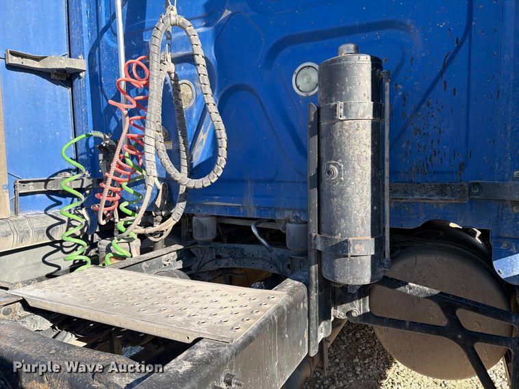 image for item YA1865 2016 Freightliner Cascadia semi truck