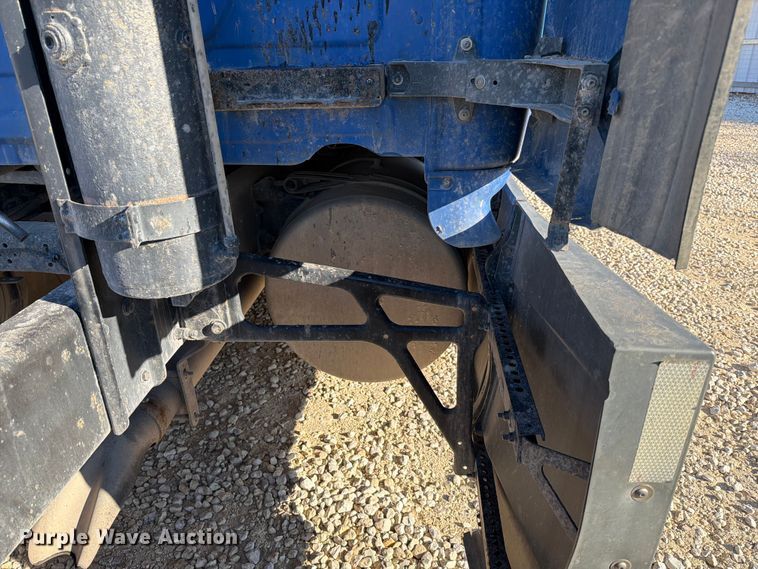 image for item YA1865 2016 Freightliner Cascadia semi truck