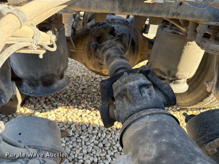 image for item YA1865 2016 Freightliner Cascadia semi truck