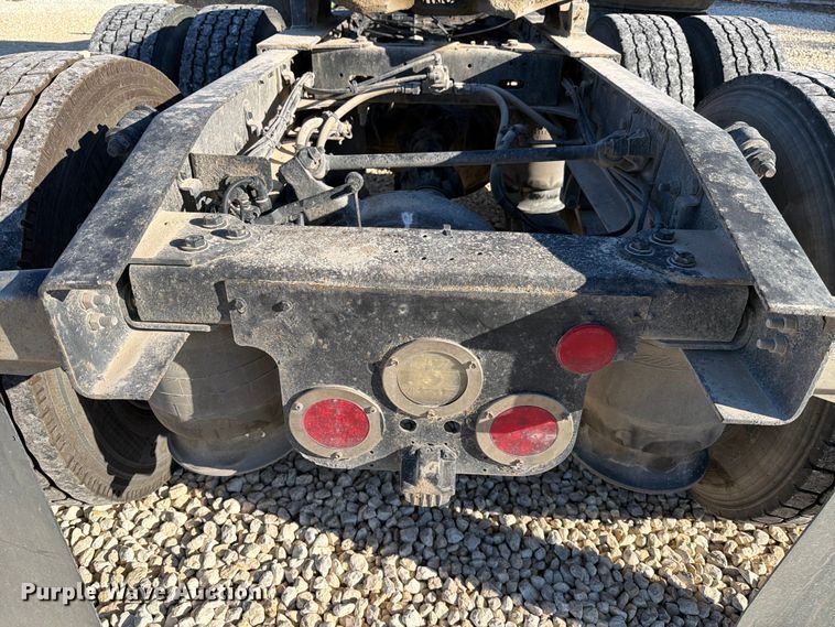 image for item YA1865 2016 Freightliner Cascadia semi truck