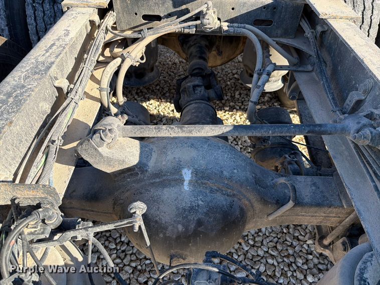 image for item YA1865 2016 Freightliner Cascadia semi truck