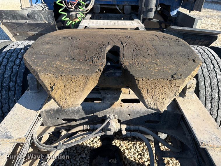 image for item YA1865 2016 Freightliner Cascadia semi truck