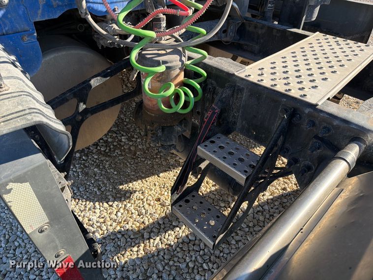 image for item YA1865 2016 Freightliner Cascadia semi truck