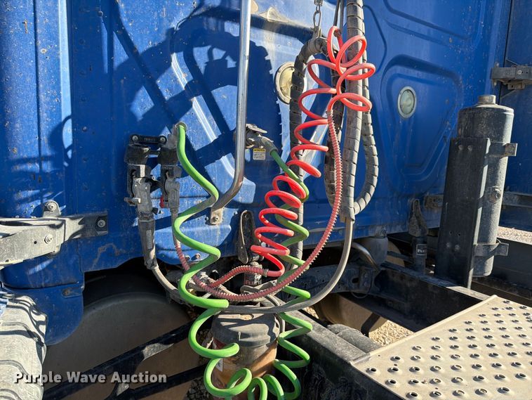 image for item YA1865 2016 Freightliner Cascadia semi truck