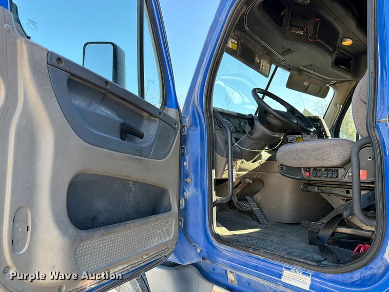 image for item YA1865 2016 Freightliner Cascadia semi truck