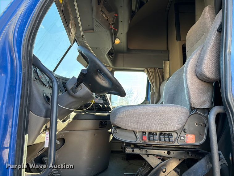 image for item YA1865 2016 Freightliner Cascadia semi truck