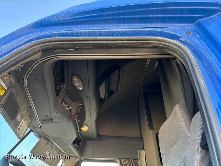 image for item YA1865 2016 Freightliner Cascadia semi truck