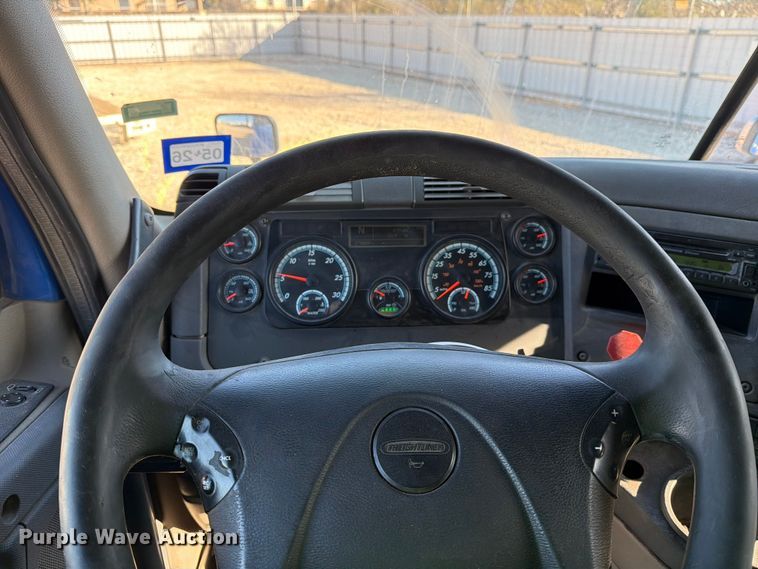 image for item YA1865 2016 Freightliner Cascadia semi truck