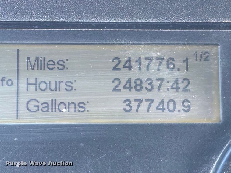 image for item YA1865 2016 Freightliner Cascadia semi truck